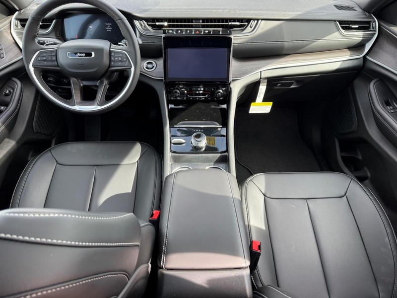 Jeep Grand Cherokee Vehicle Image 06