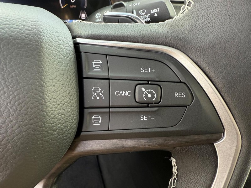 Jeep Grand Cherokee Vehicle Image 09