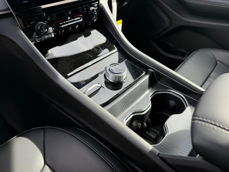 Jeep Grand Cherokee Vehicle Image 15