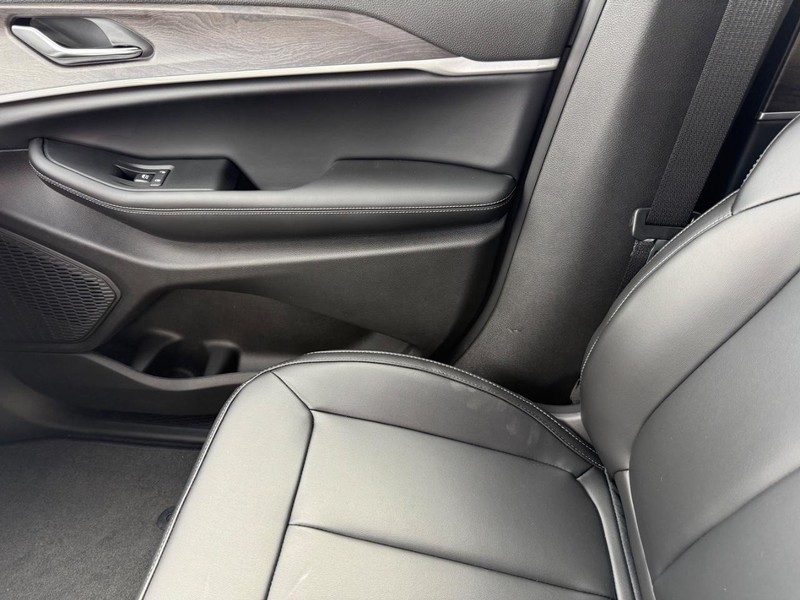 Jeep Grand Cherokee Vehicle Image 16