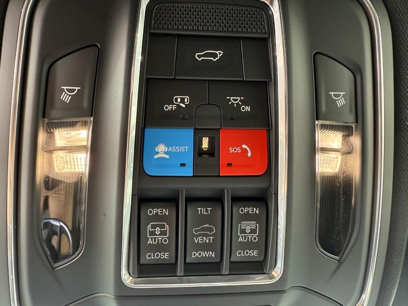 Jeep Grand Cherokee Vehicle Image 17