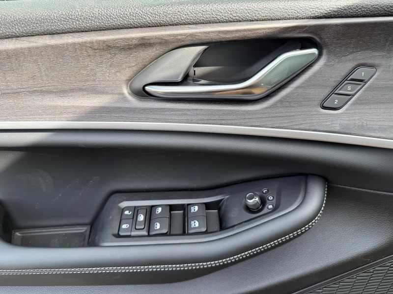 Jeep Grand Cherokee Vehicle Image 20