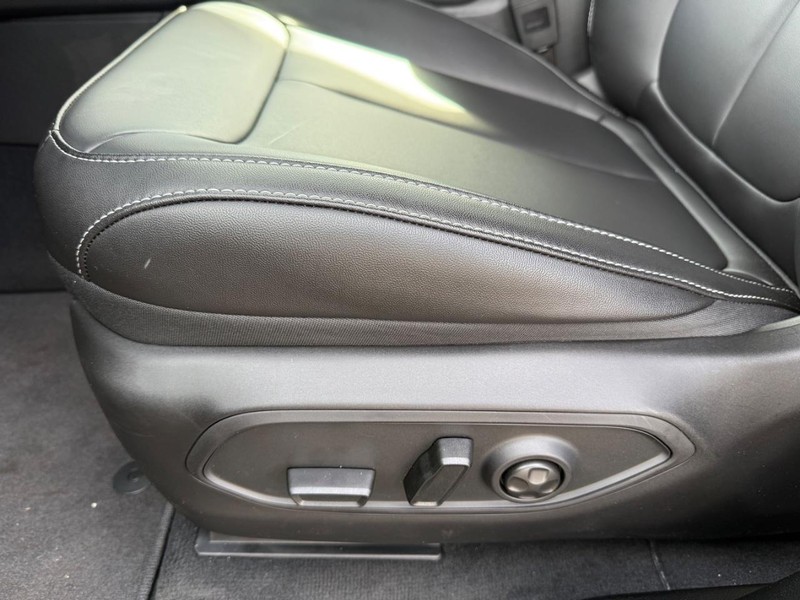 Jeep Grand Cherokee Vehicle Image 21