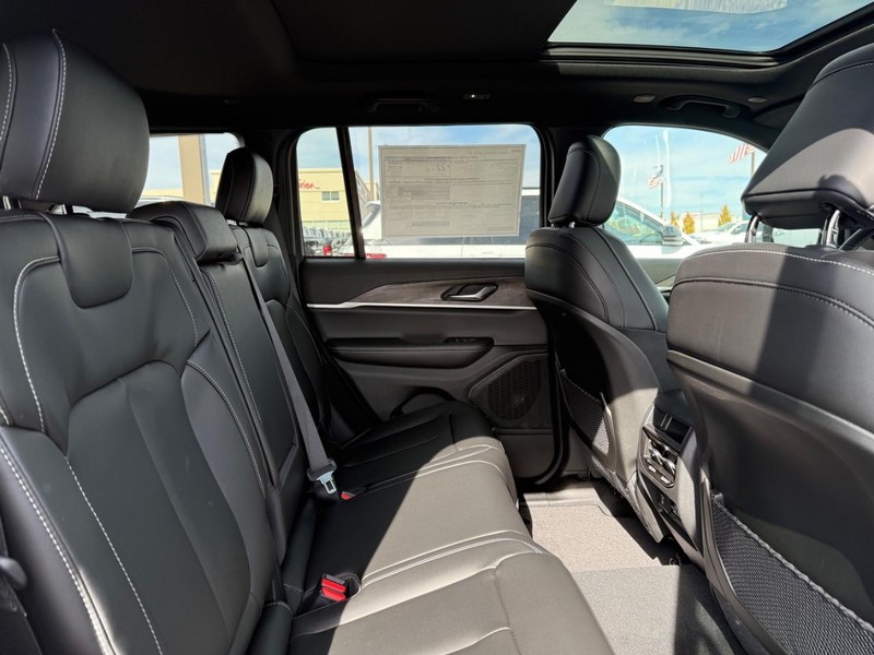 Jeep Grand Cherokee Vehicle Image 04