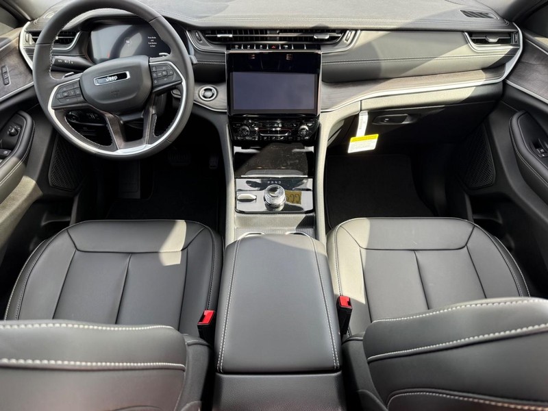 Jeep Grand Cherokee Vehicle Image 06