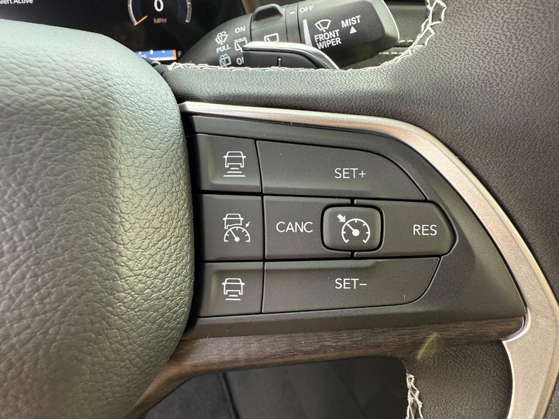 Jeep Grand Cherokee Vehicle Image 09