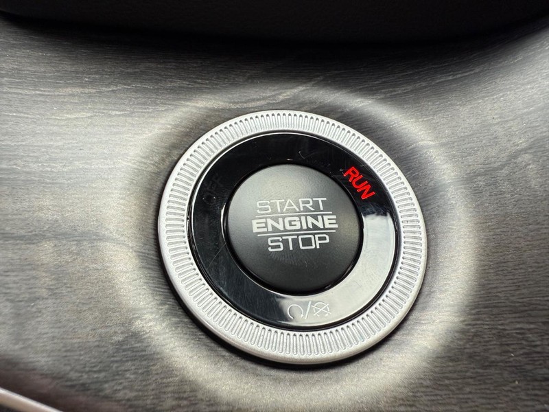 Jeep Grand Cherokee Vehicle Image 10