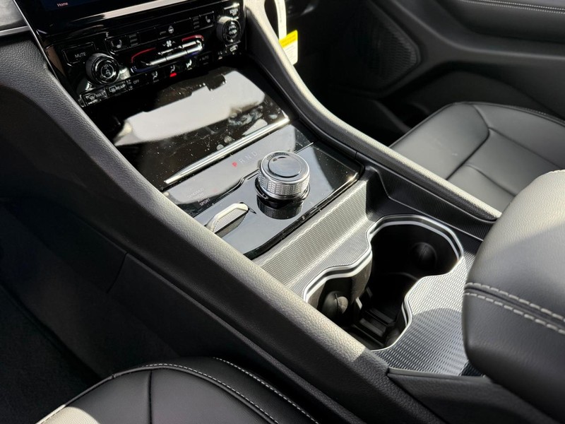 Jeep Grand Cherokee Vehicle Image 15