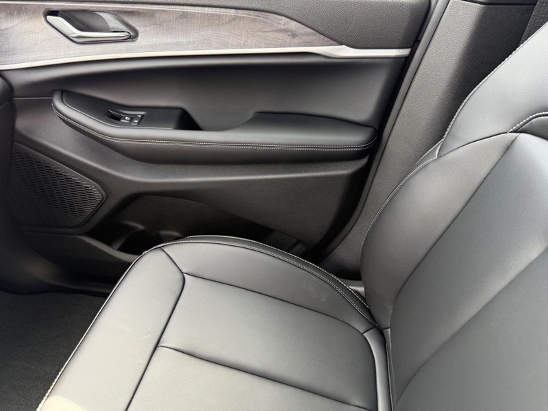 Jeep Grand Cherokee Vehicle Image 16