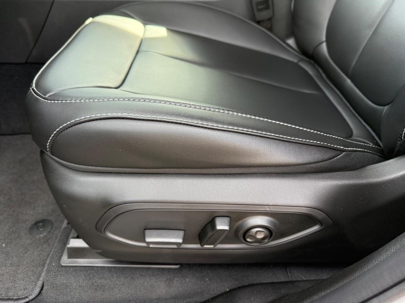 Jeep Grand Cherokee Vehicle Image 21