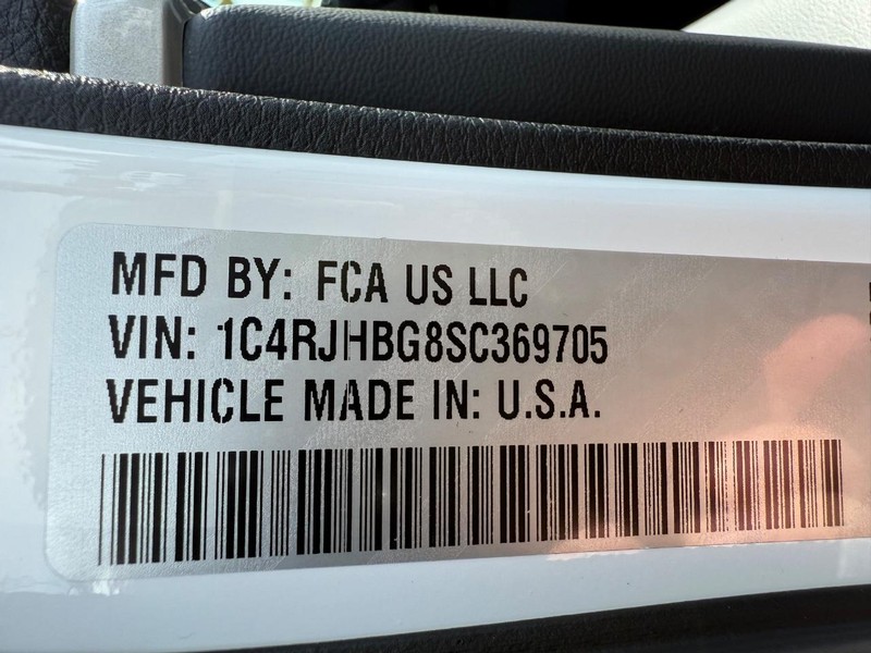 Jeep Grand Cherokee Vehicle Image 22