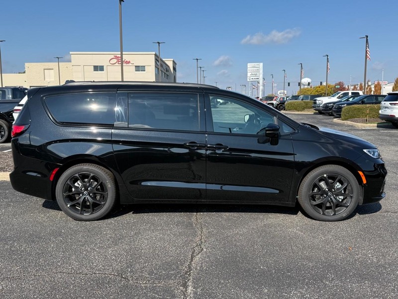 Chrysler Pacifica Vehicle Image 02