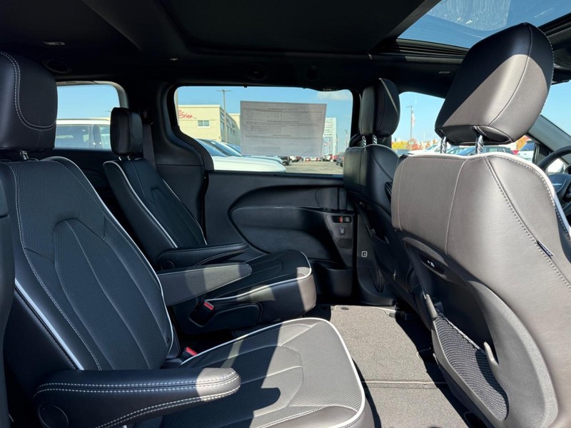 Chrysler Pacifica Vehicle Image 04