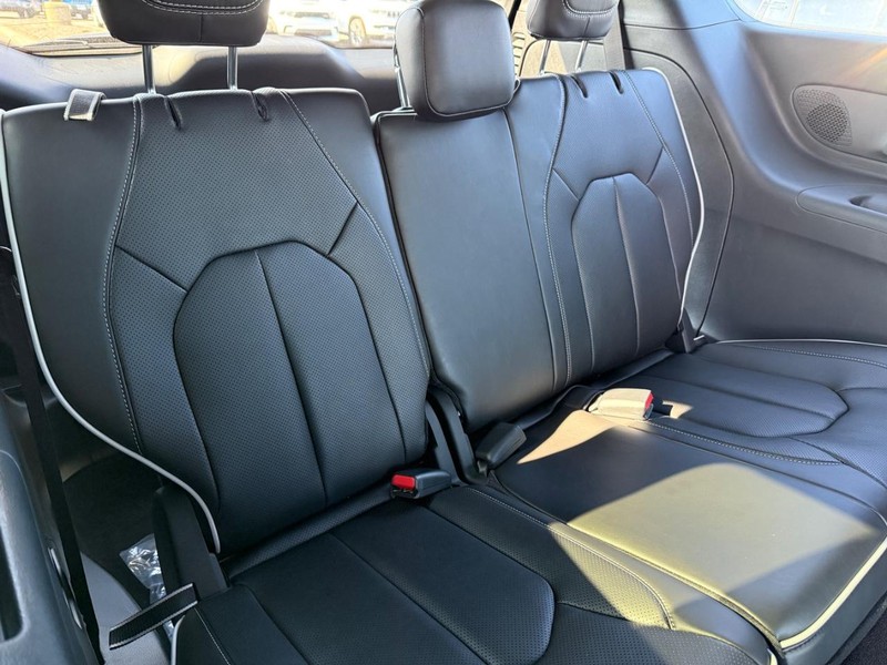 Chrysler Pacifica Vehicle Image 05