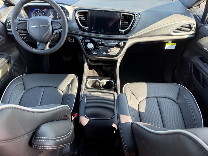 Chrysler Pacifica Vehicle Image 07