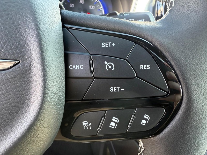 Chrysler Pacifica Vehicle Image 10