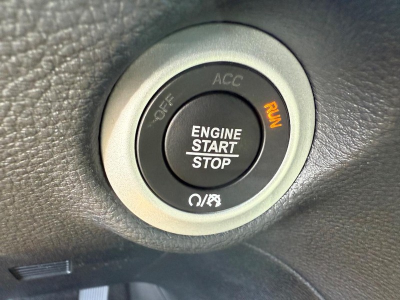 Chrysler Pacifica Vehicle Image 11