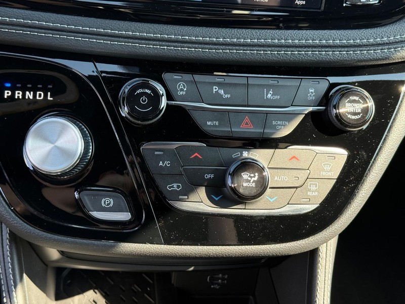 Chrysler Pacifica Vehicle Image 14