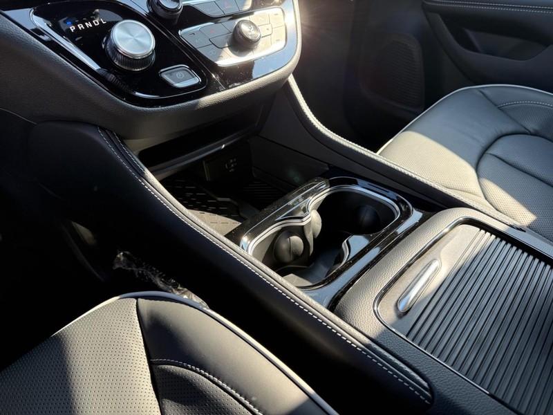 Chrysler Pacifica Vehicle Image 15