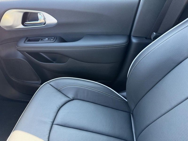 Chrysler Pacifica Vehicle Image 16