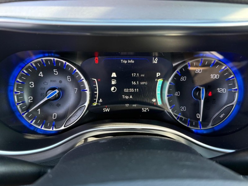 Chrysler Pacifica Vehicle Image 17