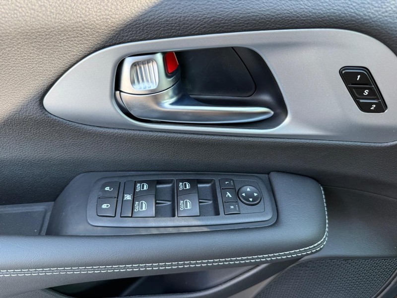 Chrysler Pacifica Vehicle Image 19