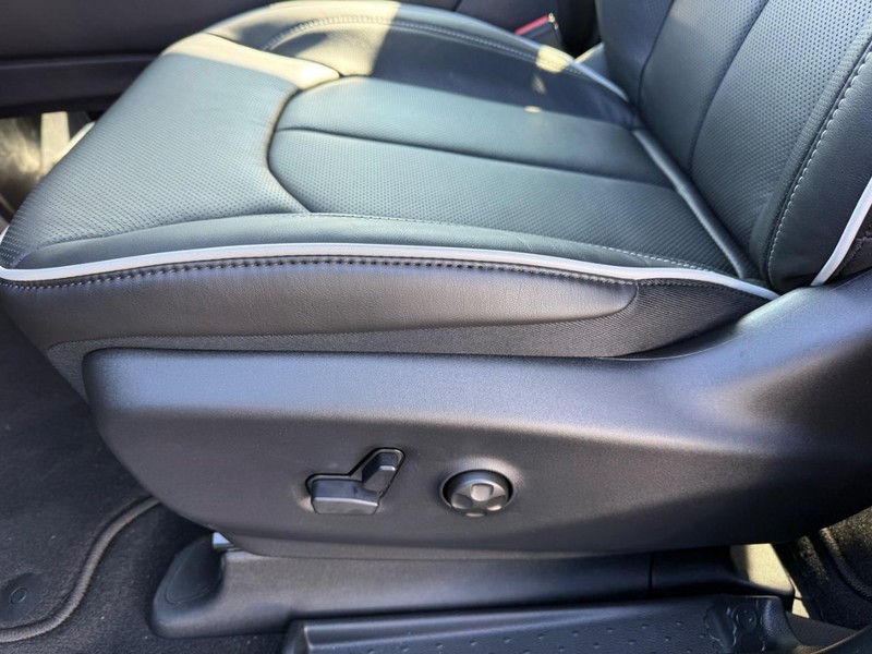 Chrysler Pacifica Vehicle Image 20