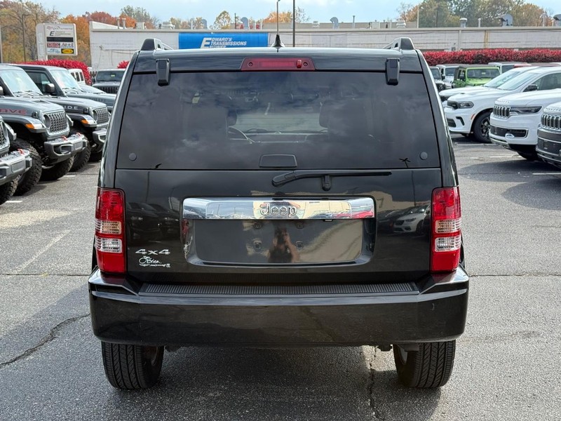 Jeep Liberty Vehicle Image 04