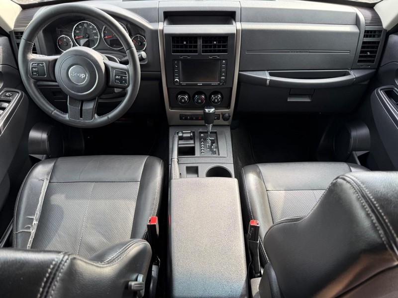 Jeep Liberty Vehicle Image 12