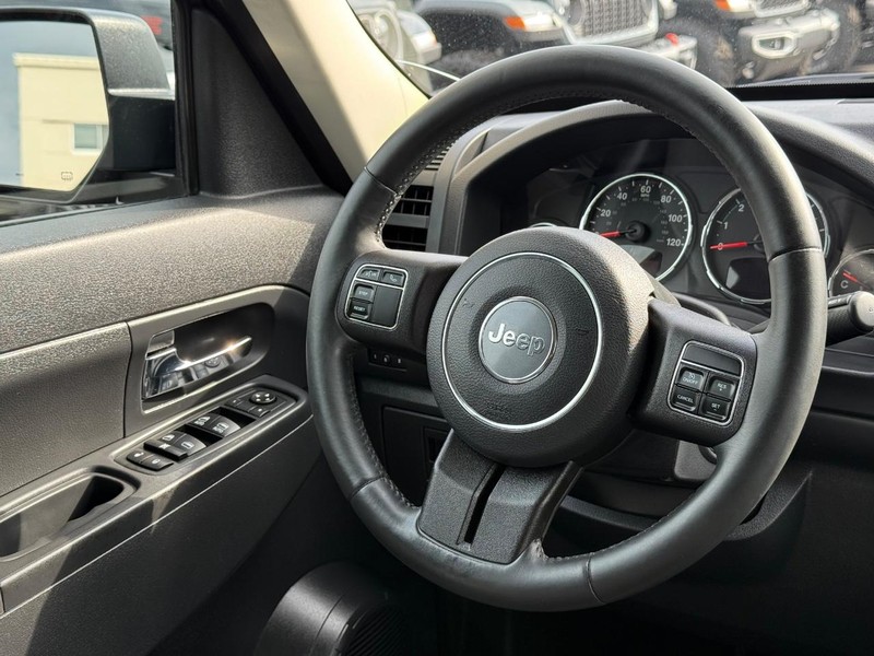 Jeep Liberty Vehicle Image 13