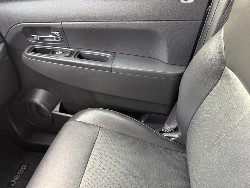 Jeep Liberty Vehicle Image 21