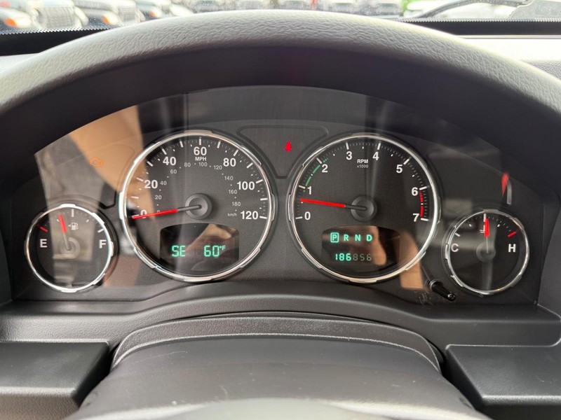 Jeep Liberty Vehicle Image 23