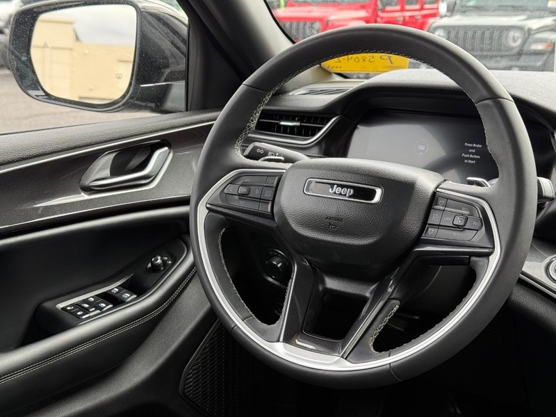 Jeep Grand Cherokee L Vehicle Image 15