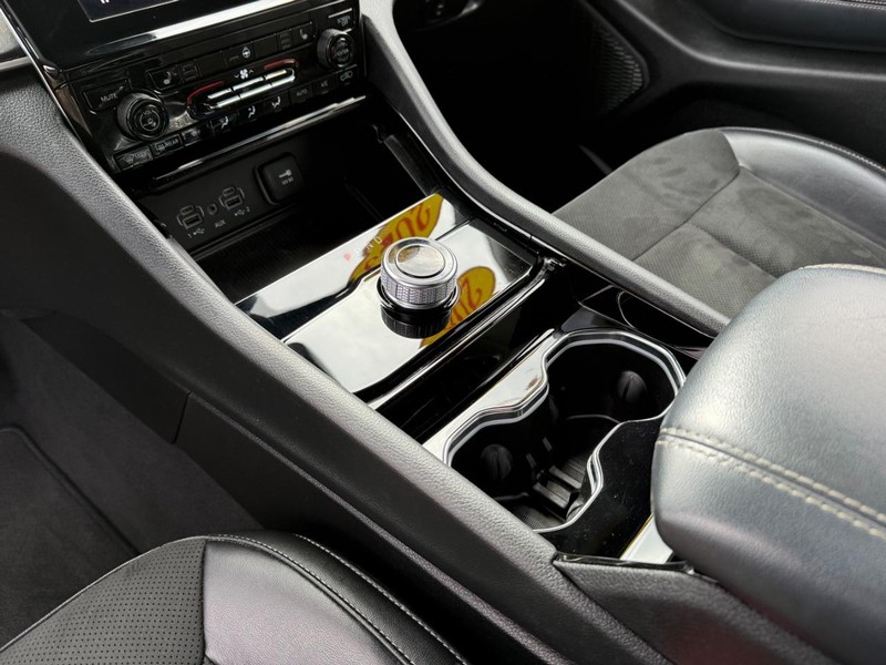 Jeep Grand Cherokee L Vehicle Image 23