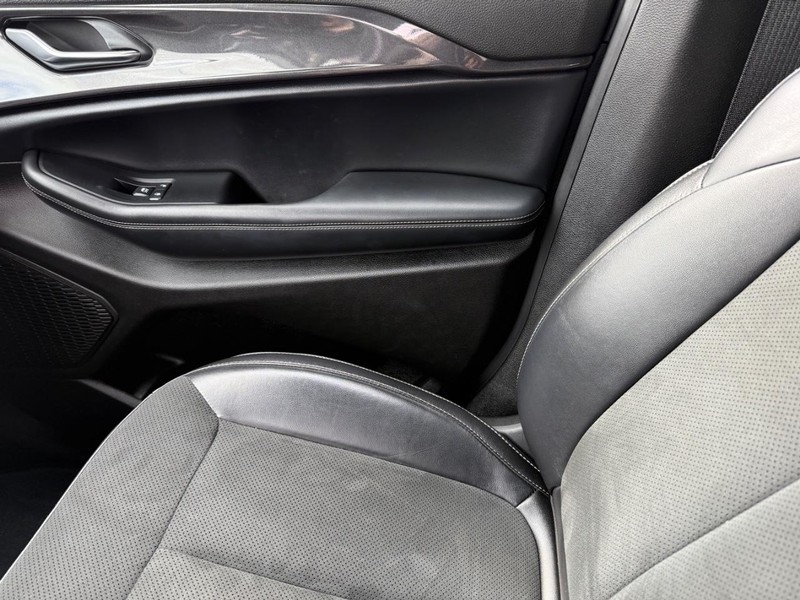 Jeep Grand Cherokee L Vehicle Image 24