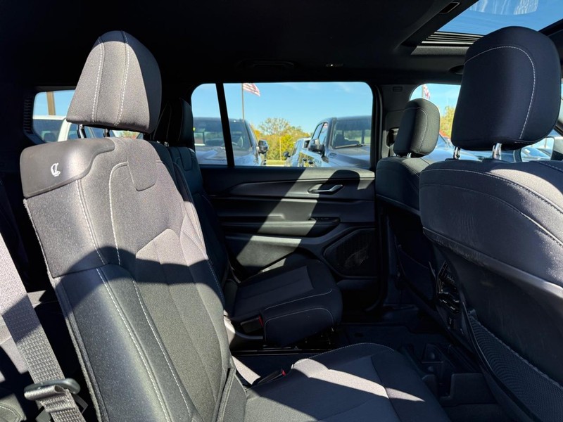 Jeep Grand Cherokee L Vehicle Image 11