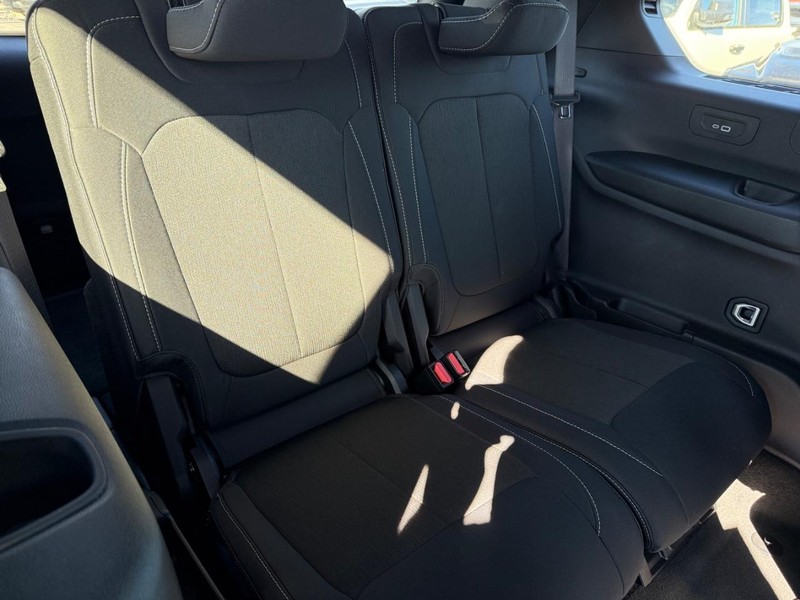 Jeep Grand Cherokee L Vehicle Image 12