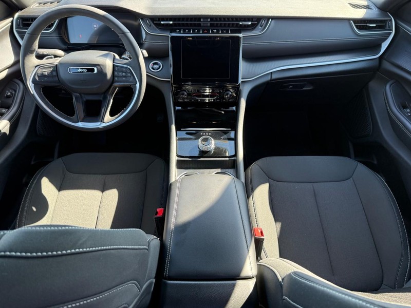 Jeep Grand Cherokee L Vehicle Image 14