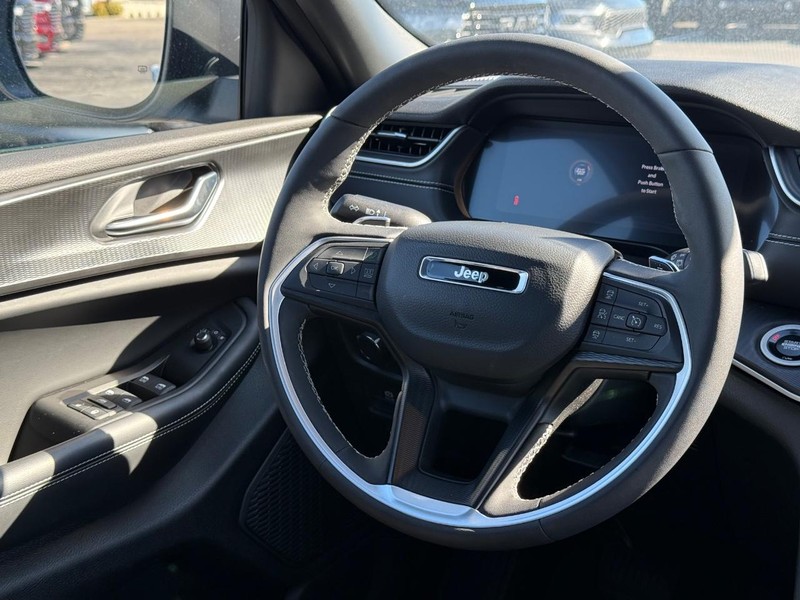 Jeep Grand Cherokee L Vehicle Image 15