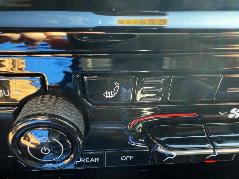 Jeep Grand Cherokee L Vehicle Image 19