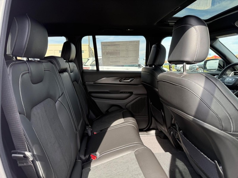 Jeep Grand Cherokee Vehicle Image 04