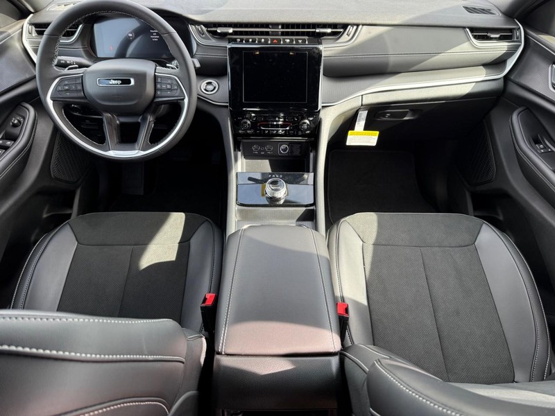 Jeep Grand Cherokee Vehicle Image 06