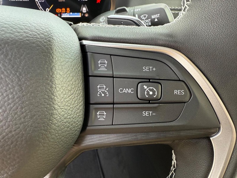 Jeep Grand Cherokee Vehicle Image 09