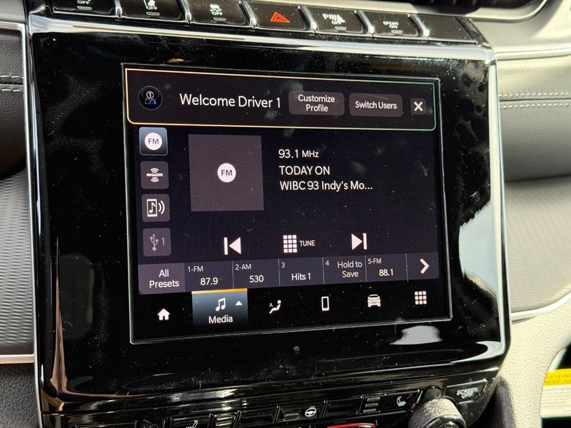 Jeep Grand Cherokee Vehicle Image 12