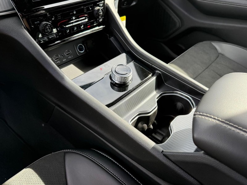 Jeep Grand Cherokee Vehicle Image 15