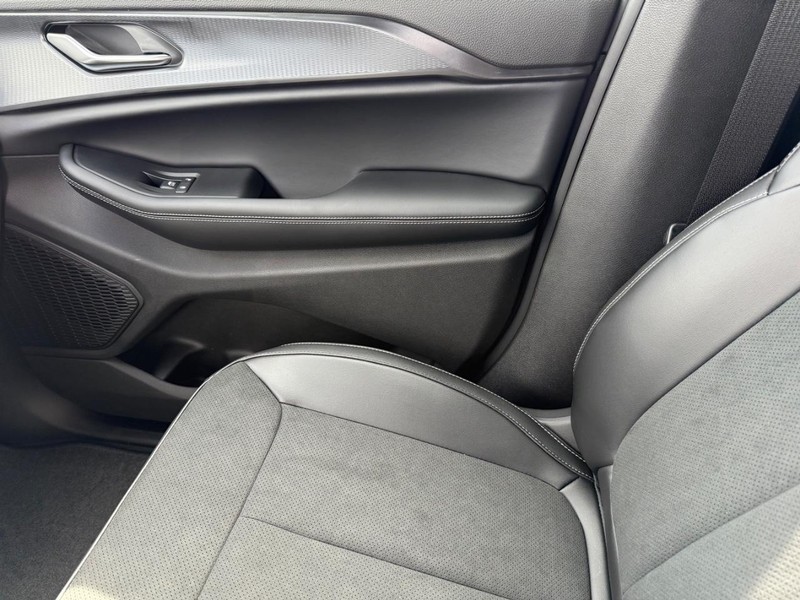 Jeep Grand Cherokee Vehicle Image 16