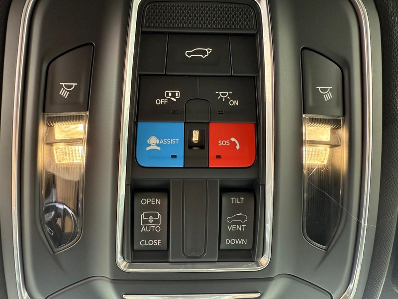 Jeep Grand Cherokee Vehicle Image 17