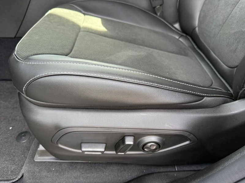 Jeep Grand Cherokee Vehicle Image 21