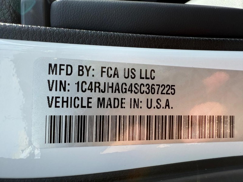 Jeep Grand Cherokee Vehicle Image 22