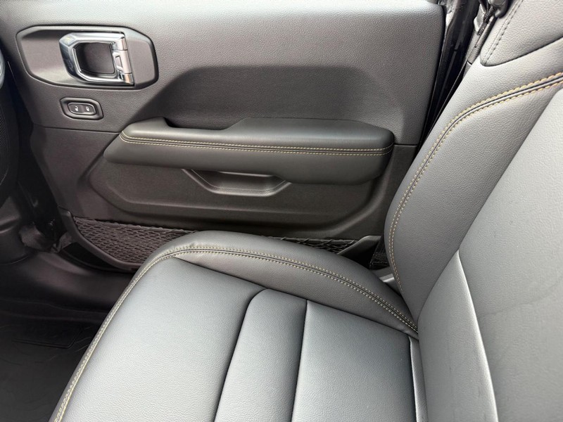 Jeep Wrangler Vehicle Image 16